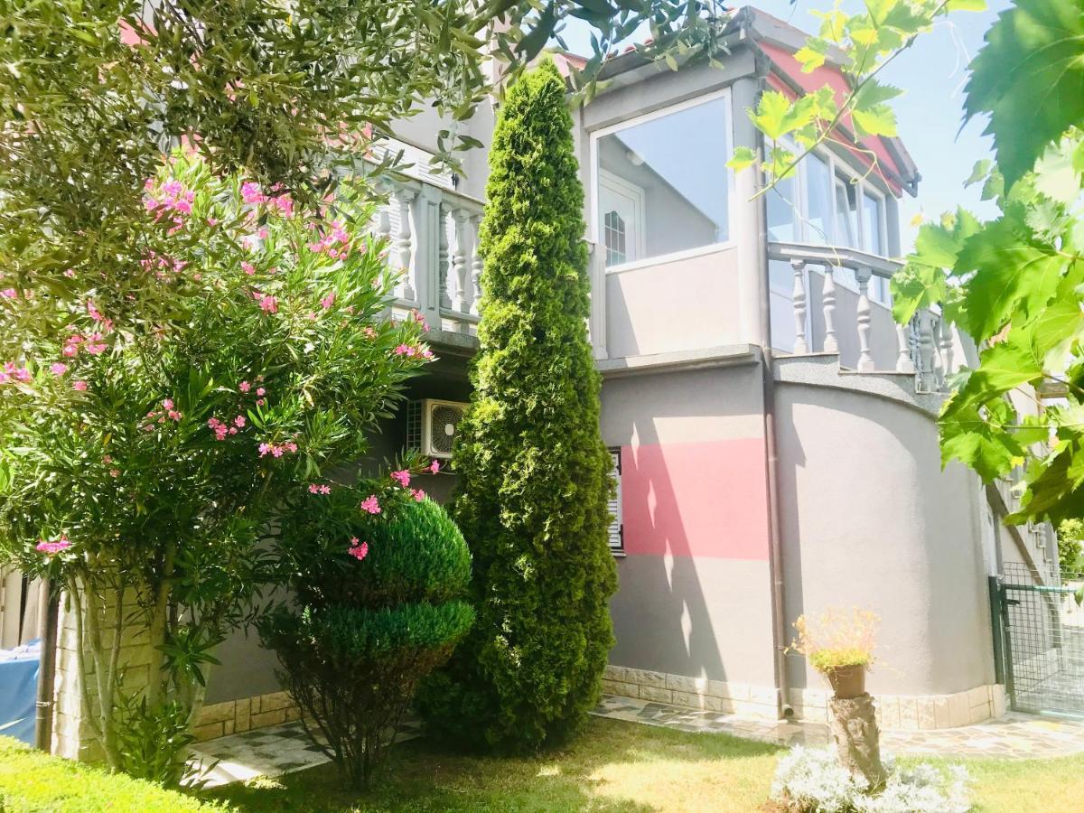Villa Nik Fazana Luaran gambar